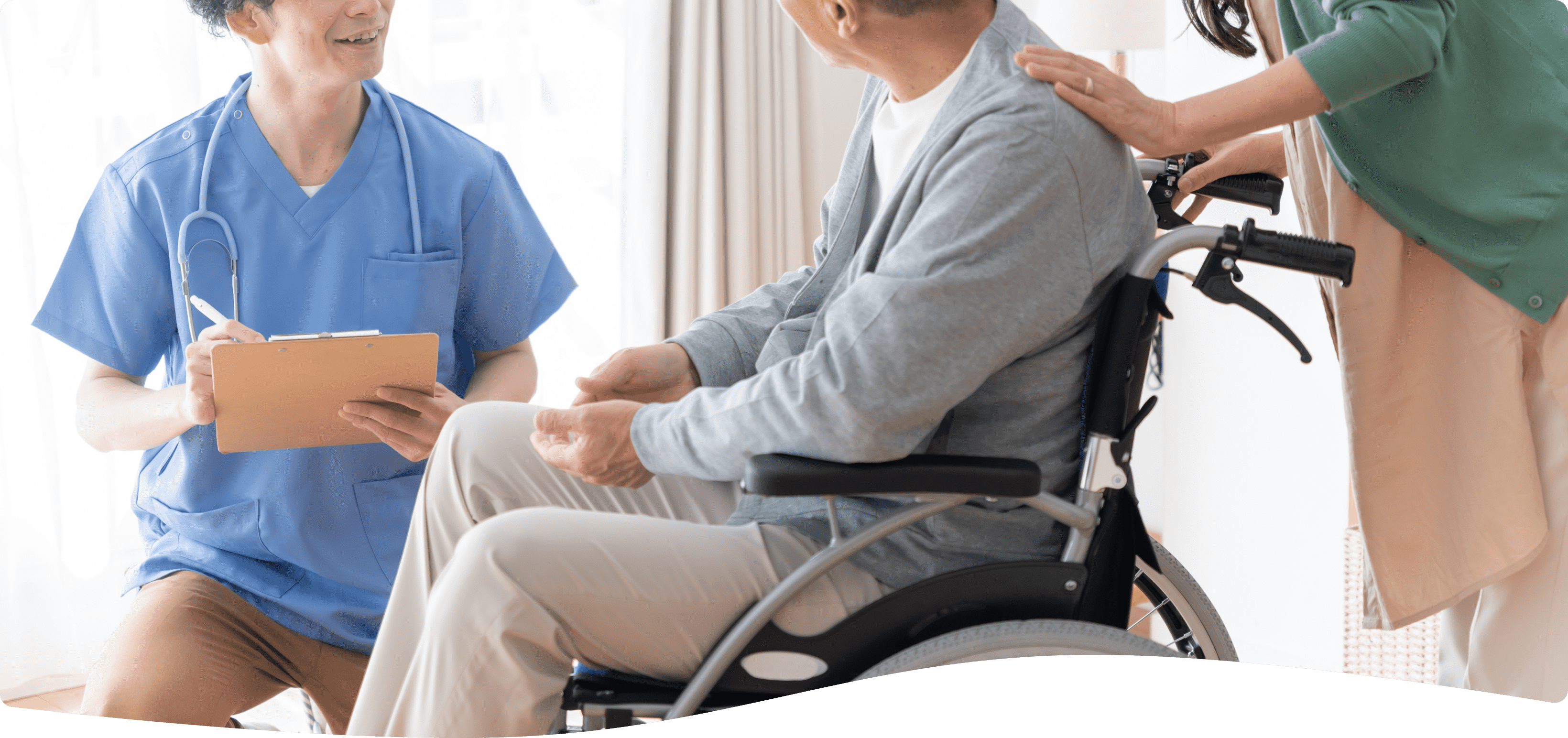 車椅子の男性が問診を受けている様子