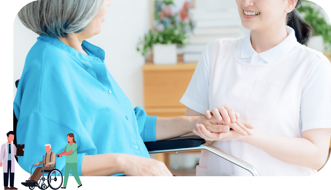 車椅子に乗っているご高齢の女性に寄り添うスタッフ