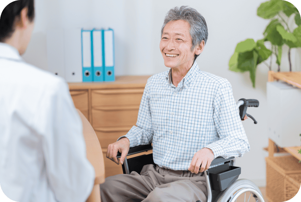 笑顔で医者と会話している患者